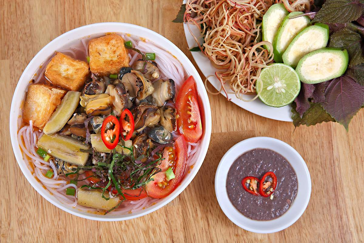  Bun Oc (Snail Vermicelli Soup)