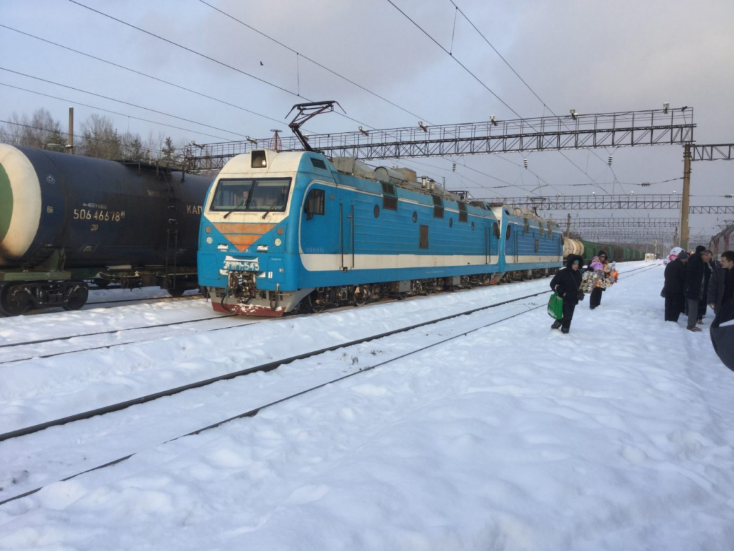 Train with people n a snowy day 
